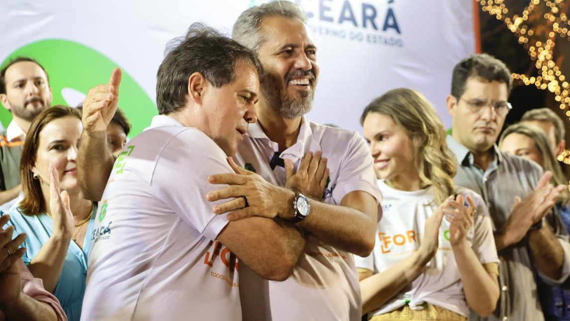 grupo de pessoas posa para a foto